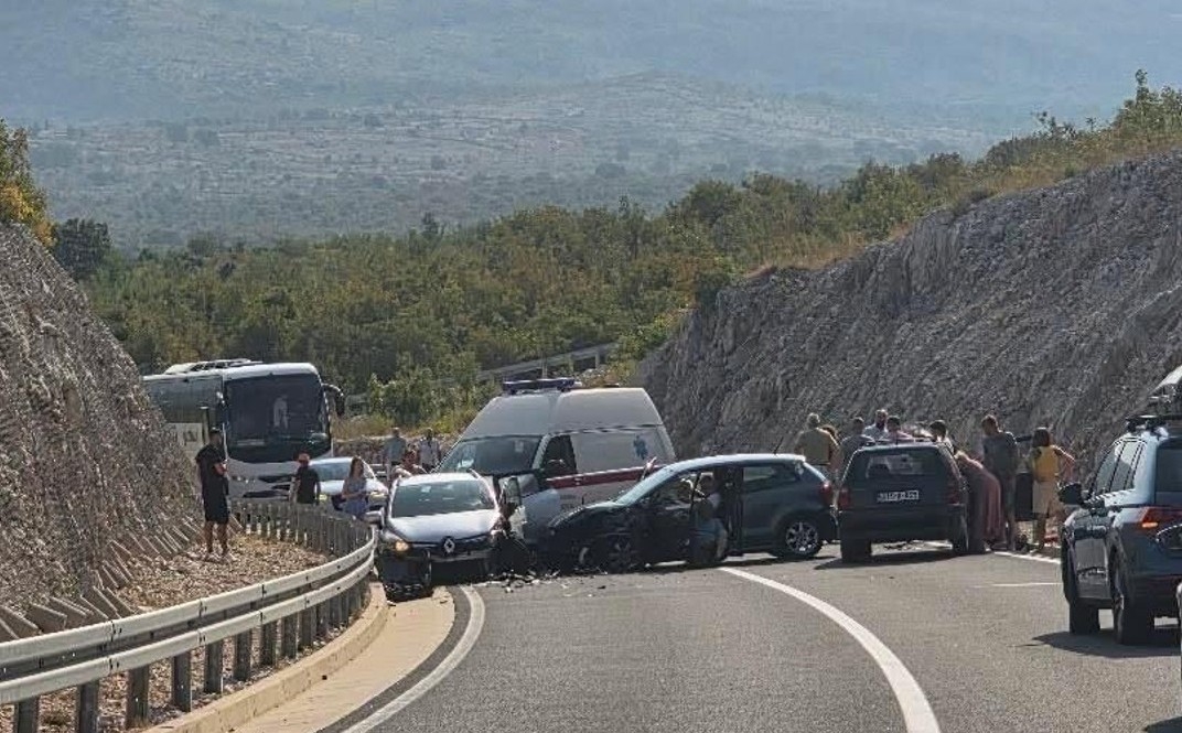 Teška saobraćajna nesreća na putu Stolac-Neum: Ima povrijeđenih, saobraćaj obustavljen