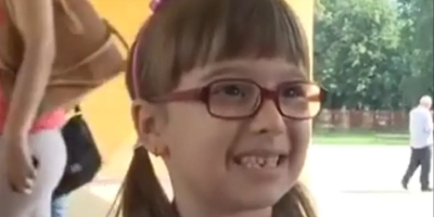 Sjećate li se djevojčice Leontine i pjesmice koju je izmislila na prvi dan škole? Rekreirala je komični snimak