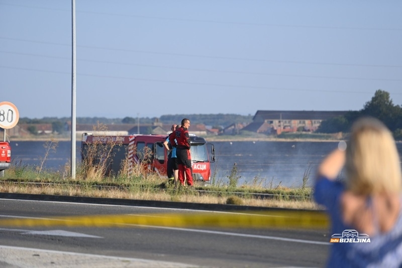 (FOTO) NOVI DETALJI POŽARA KOD BIJELJINE Vatra prijetila da ide ka deponiji, vatrogasci se bore sa vjetrom