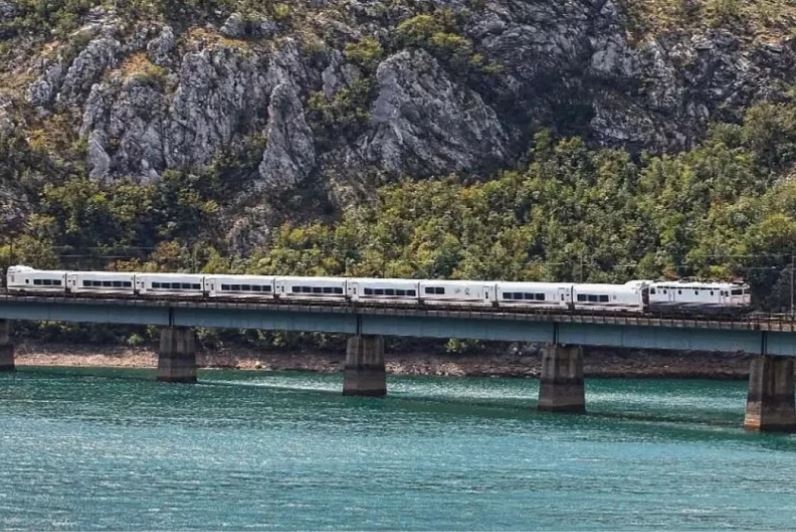 Blokirani vozovi za Mostar: Putnici išli autobusima