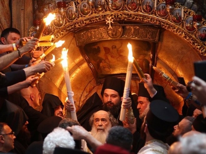 U hramu Groba Gospodnjeg u Jerusalimu pravoslavno sveštenstvo prizvalo Blagodatni oganj (VIDEO)