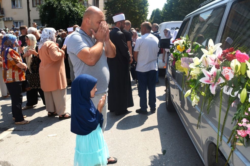 Ispraćaj posmrtnih ostataka 10 žrtava genocida u Srebrenici ispred zgrade Predsjedništva BiH