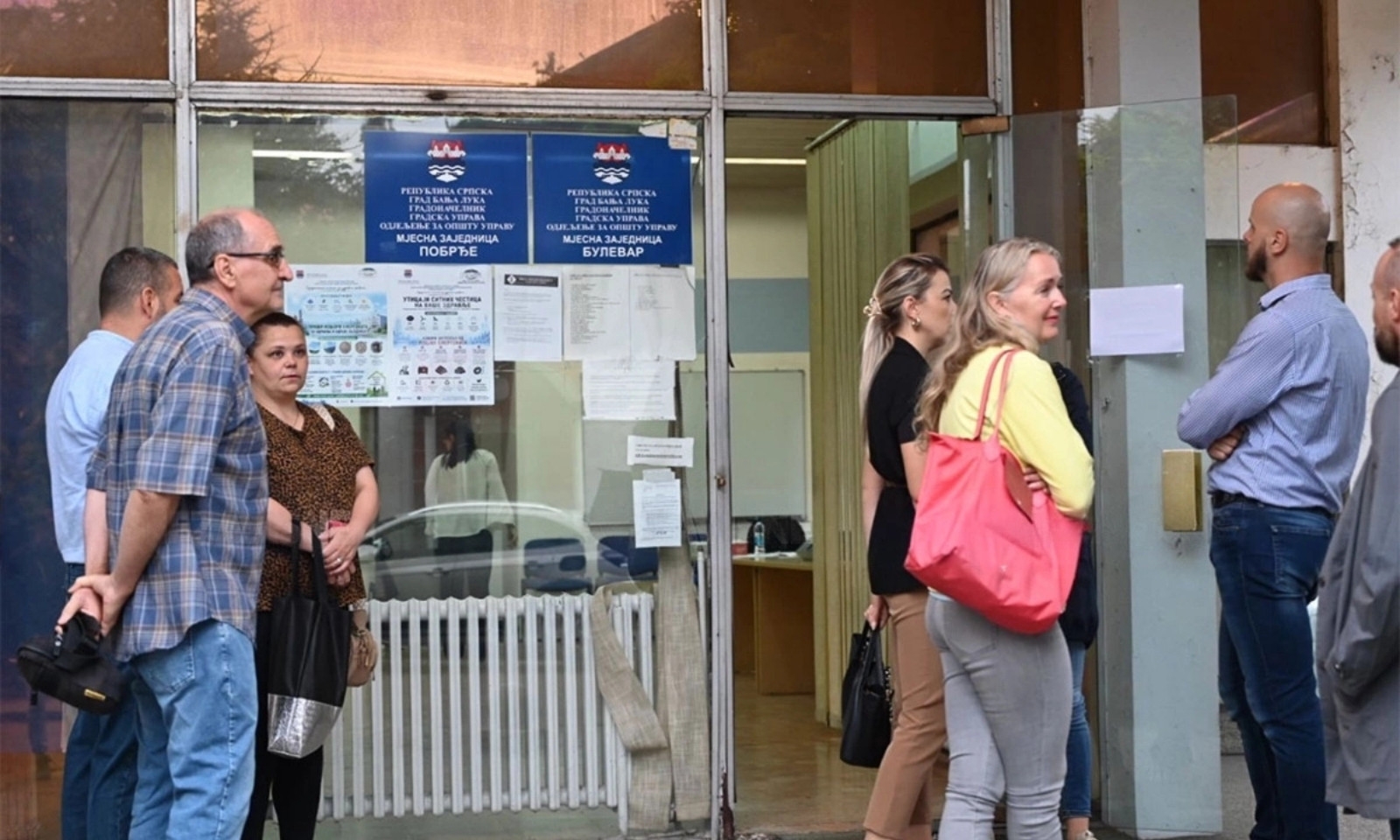 Testno glasanje u Banjaluci kasni: Građane dočekala biračka mjesta bez listića