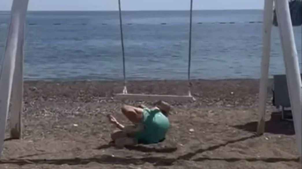 Poznati pjevač se srušio nasred plaže: Đani iznenada pao, leži nepomičan u pijesku