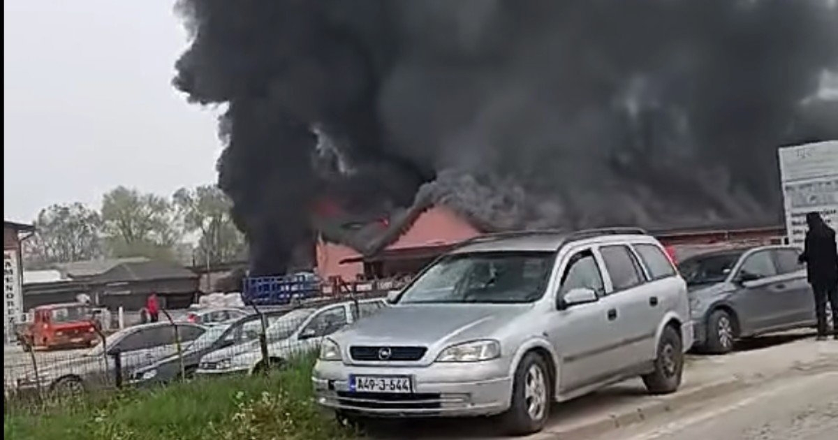 Nad Bugojnom gust dim, gori veliko skladište