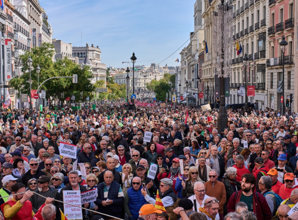 Hiljade ljudi protestuju u Turskoj protiv pritisaka na novinare