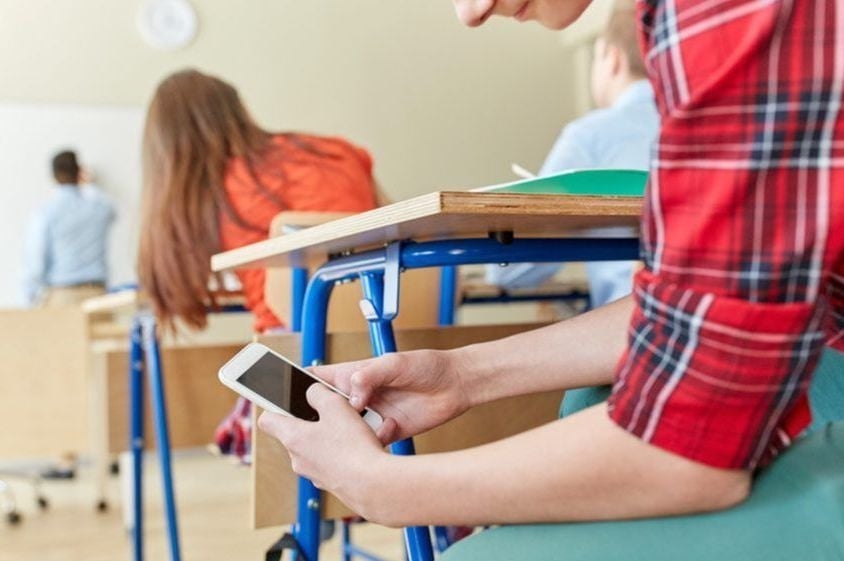 Engleska uvodi potpunu zabranu mobitela u školama