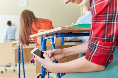 Engleska uvodi potpunu zabranu mobitela u školama
