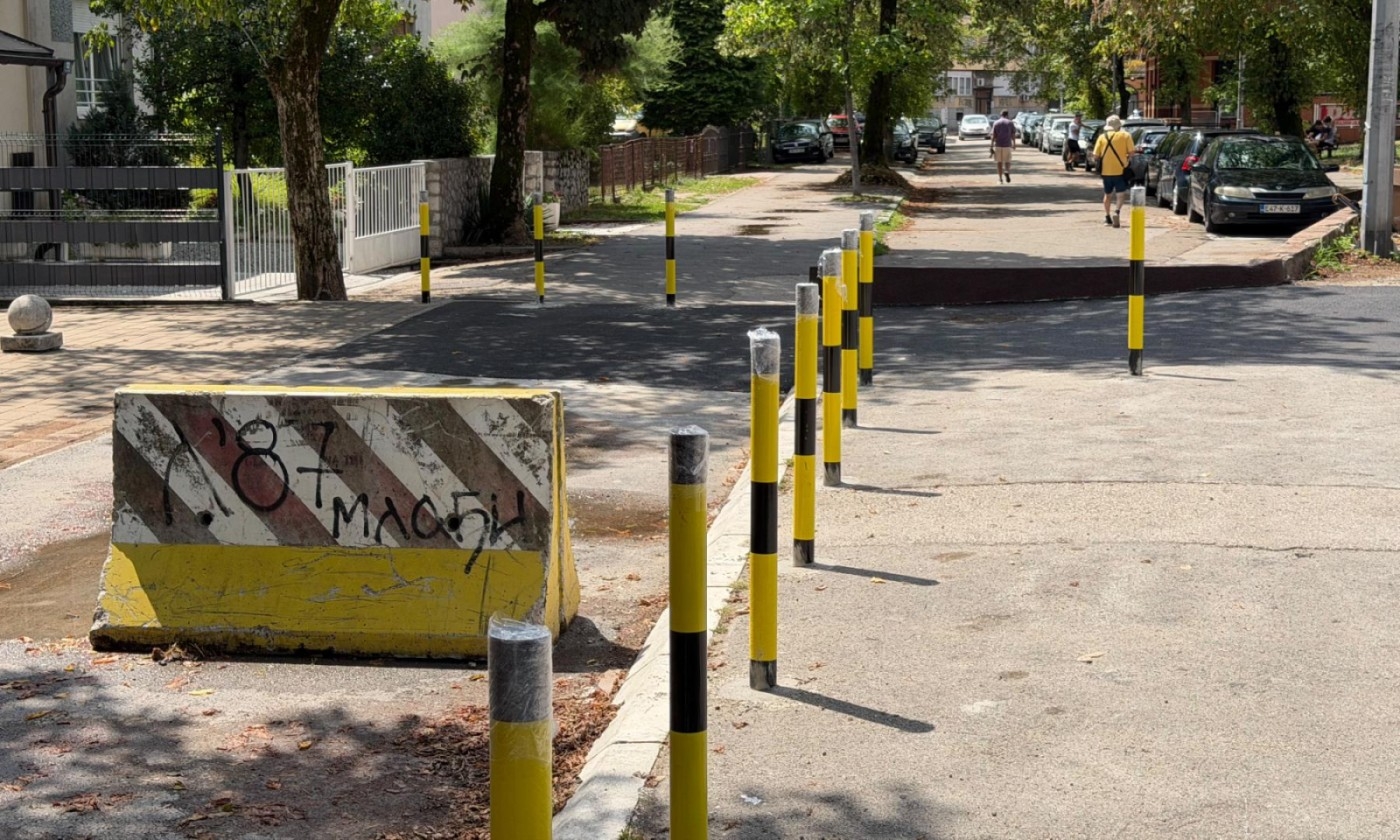 Stubovi i rampa nasred trotoara: Ogorčeni Banjalučani pitaju – može li ovako?! FOTO