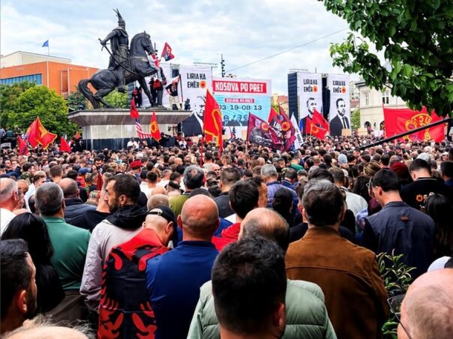 DESETINE HILJADA LJUDI IZAŠLO NA ULICE PRIŠTINE: Traže oslobađajuću presudu za Hašima Tačija (VIDEO)