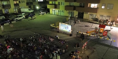 Mališani u sarajevskom naselju Miljacka dobili svoje malo kino na otvorenom: Uz kokice i lampice uživali u filmskoj večeri