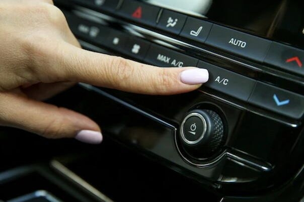 Većina vozača radi ovu grešku svaki put kad ugasi auto: Zbog nje klima počne smrdjeti