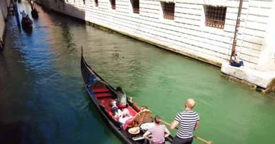 Turisti protjerani iz Venecije jer su se kupali u Velikom kanalu (VIDEO)