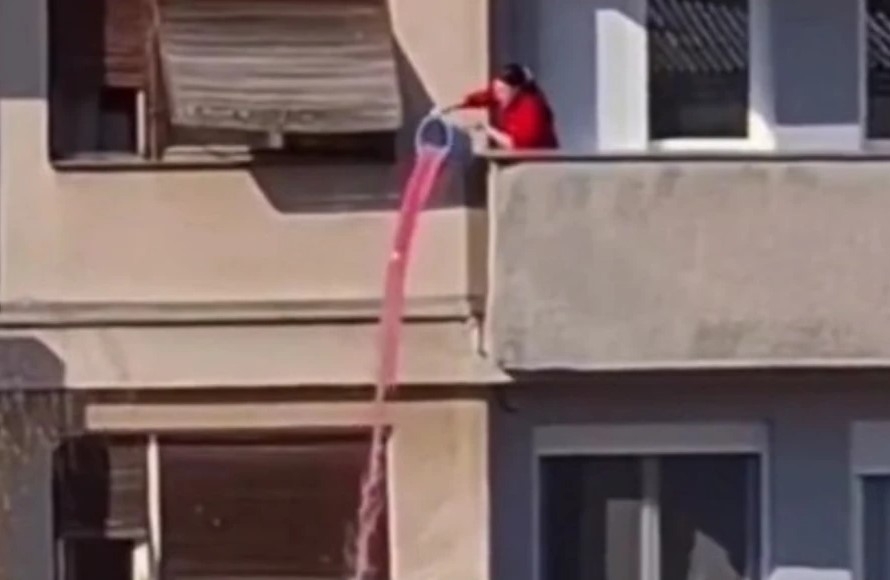 (VIDEO) Kamera snimila nezapamćen bezobrazluk: Žena izručila punu kofu OVE tečnosti da terase