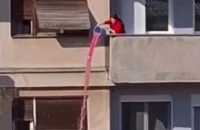 (VIDEO) Kamera snimila nezapamćen bezobrazluk: Žena izručila punu kofu OVE tečnosti da terase