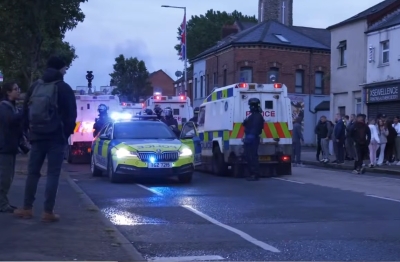 (VIDEO) U Belfastu nasilni antiimigrantski protesti: Demonstranti palili kuće i automobile, zabilježene desetine incidenata
