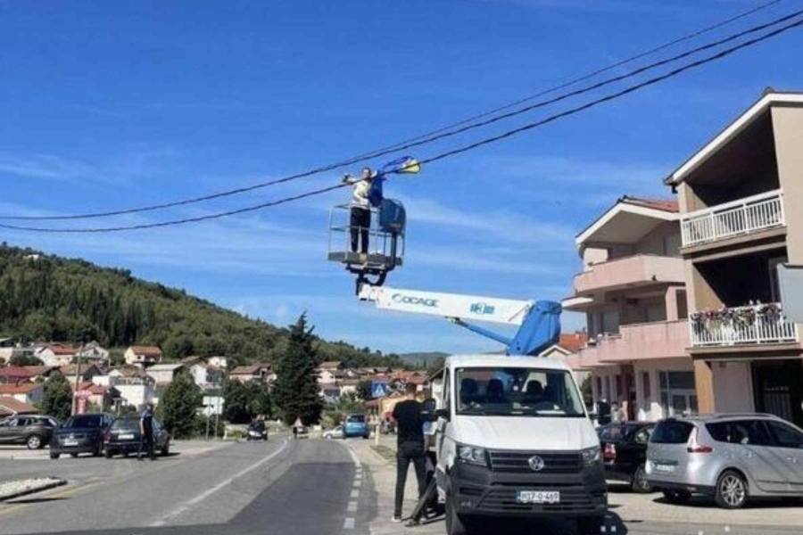 NA SVOJU SRAMOTU!: Elektroprivreda HZHB uz pomoć policije u Čapljini uklonila 150 zastava BiH! (FOTO)