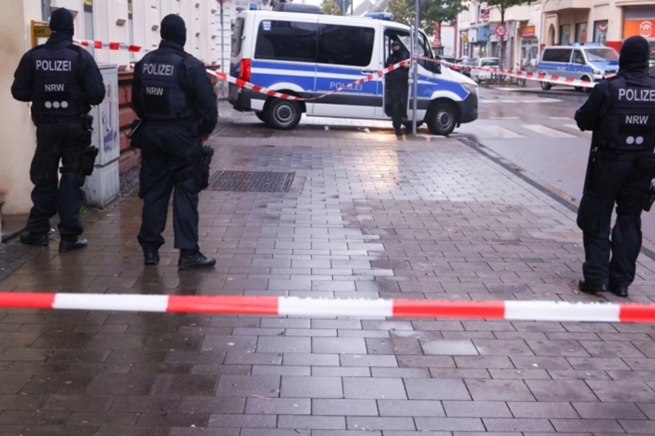 Drama u Njemačkoj: Automobilom se zabili u skupinu ljudi, pa pobjegli pješice