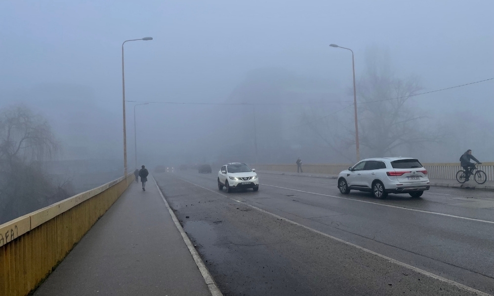 Oprez na putevima širom Srpske: Klizišta i magla usporavaju saobraćaj