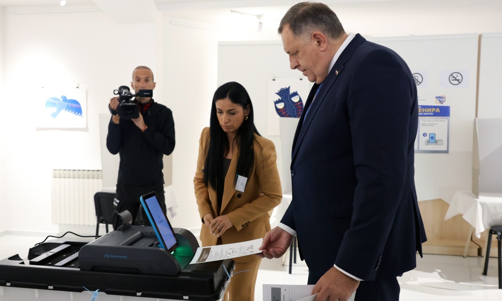 Dodik glasao u Laktašima: Građansku dužnost obavio u Domu kulture FOTO