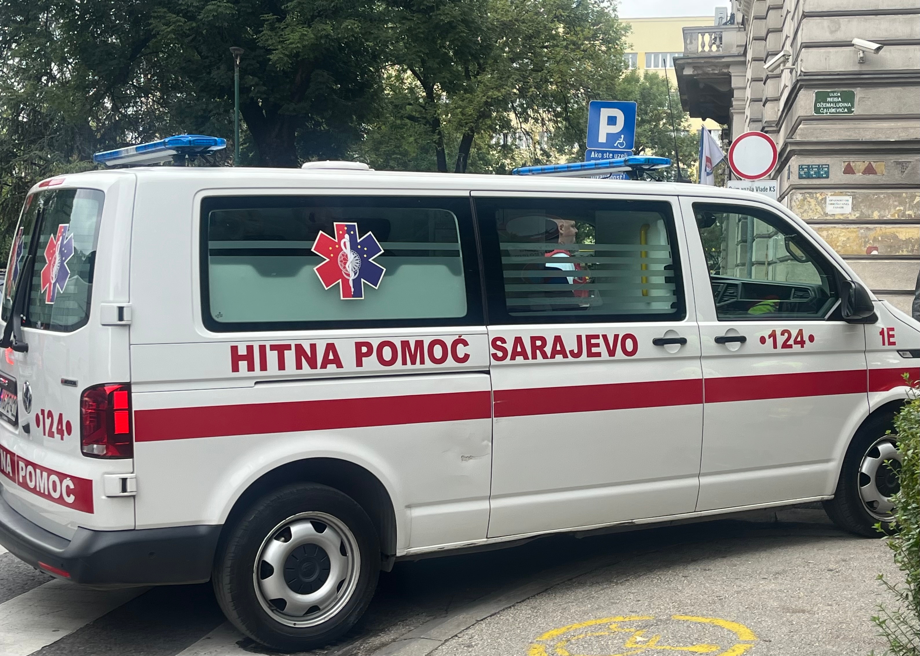 Užas u Sarajevu: Učenici napali profesoricu tokom časa, završila u Hitnoj