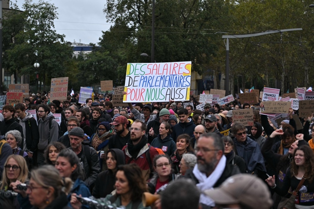 (FOTO) FRANCUSKA MIJENJA PRAVILA ZA PROTESTE Demonstranti bi mogli plaćati štetu nastalu tokom nereda, Makron pokazao otpor