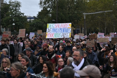 (FOTO) FRANCUSKA MIJENJA PRAVILA ZA PROTESTE Demonstranti bi mogli plaćati štetu nastalu tokom nereda, Makron pokazao otpor