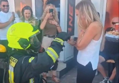 Video / Nesvakidašnja prosidba: Pripadnik PVP Mostar stigao vatrogasnim vozilom po svoju odabranicu