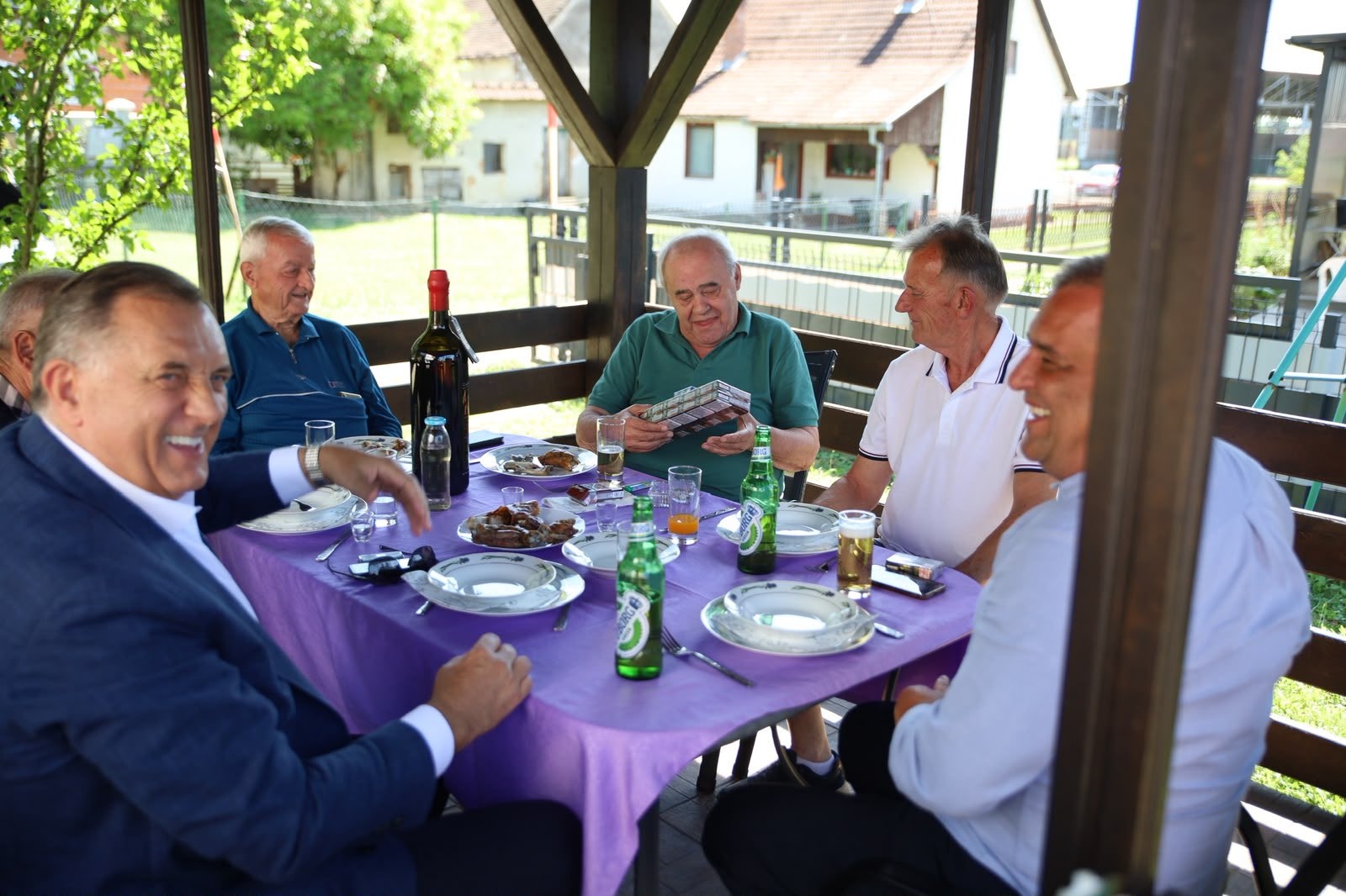 (FOTO) "Čovjek rada i časti, stub porodice i svog kaja" Dodik u Srpcu čestitao 77. rođendan Mirku Kojiću
