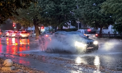 Banjalučka ulica jutros liči na jezero: Dvije trake pod vodom, vozači se guraju kroz sredinu FOTO