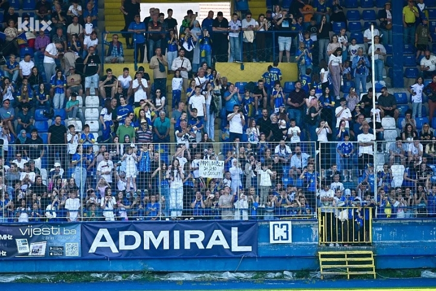 HIT TRANSPARENT NA GRBAVICI: Mališani pobjegli sa nastave da isprate 'Zmajeve', njihova poruka nasmijala cijeli stadion!