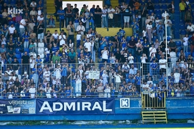 HIT TRANSPARENT NA GRBAVICI: Mališani pobjegli sa nastave da isprate 'Zmajeve', njihova poruka nasmijala cijeli stadion!