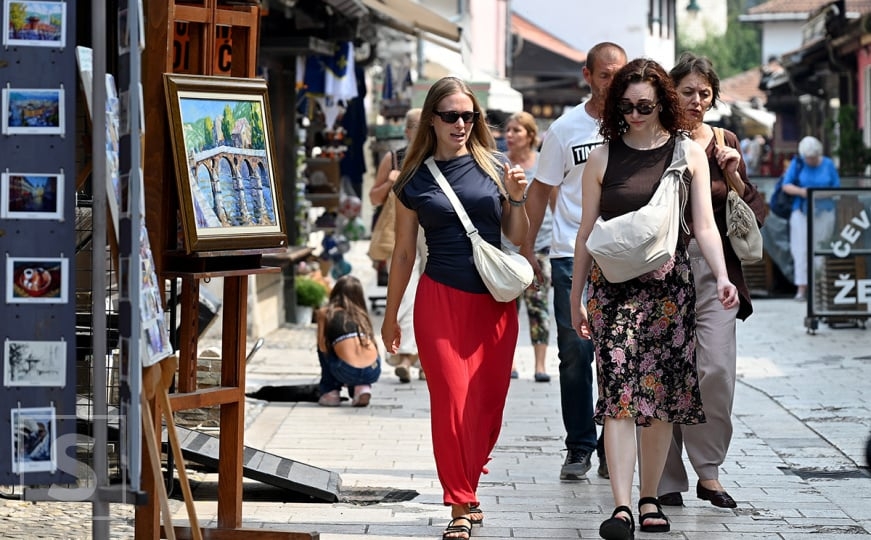 Topao i sunčan dan u Sarajevu: Baščaršija puna građana i turista