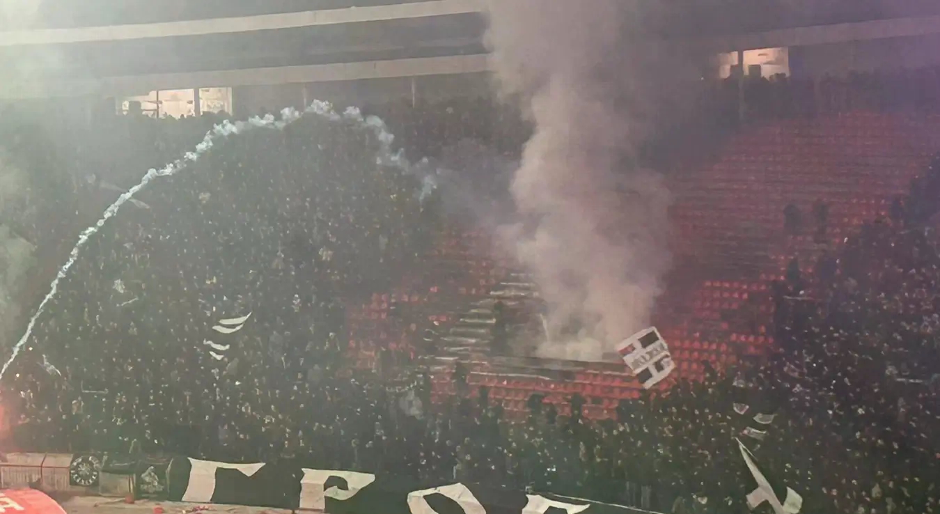 Делије и Гробари се гађали бакљама, појавио се снимак пред 180. вјечити дерби