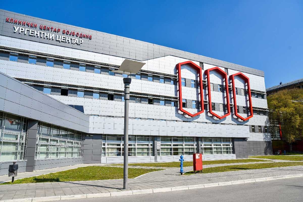 Poznato stanje žene na koju je pao dio skele u centru Novog Sada