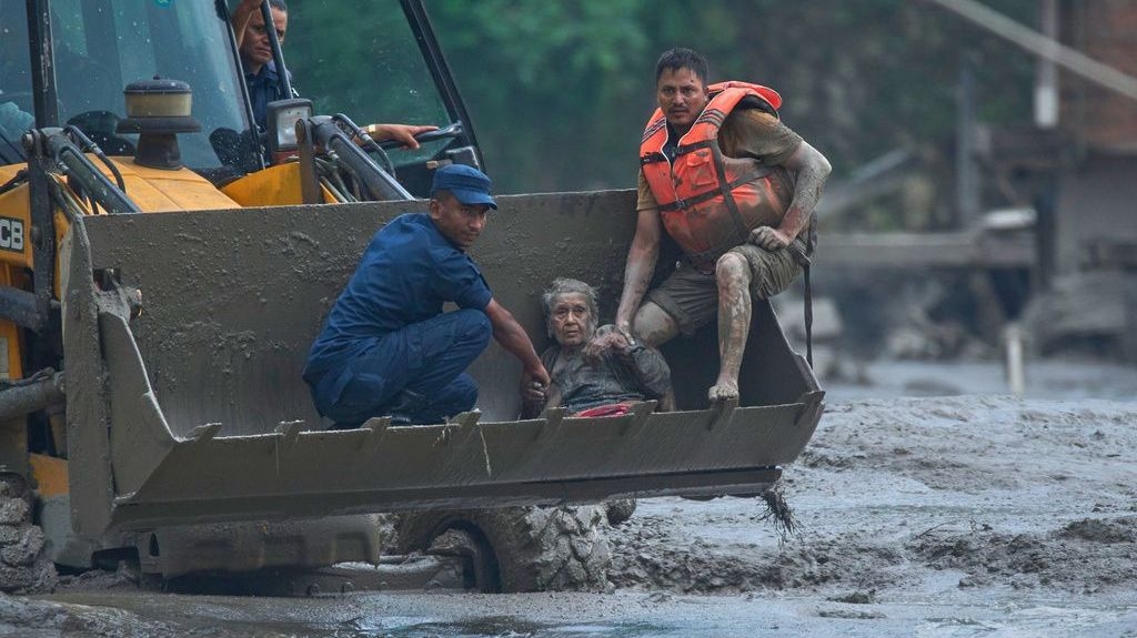 Najmanje 22 poginulih i stotine nestalih u poplavama u Nepalu