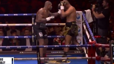 Video / Duboa ponovo pokazao ko je šampion: Vardlijev ugao više nije mogao gledati razaranje u ringu