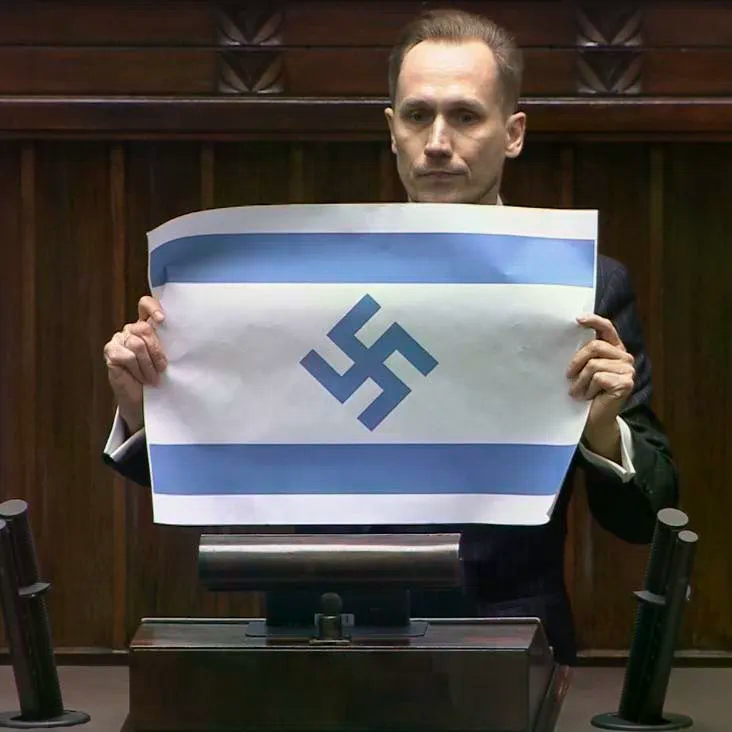 Poljski zastupnik podigao zastavu sličnu izraelskoj sa svastikom: "Izrael je Treći rajh, vrši genocid pred našim očima"