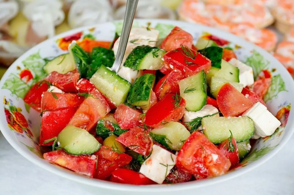 Stari recept iz bivše Jugoslavije: Zbog 1 sastojka salata od paradajza i krastavica puno ukusnija