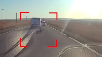 Dječak ispao iz kombija u pokretu, pa zamalo stradao pod točkovima kamiona (VIDEO)