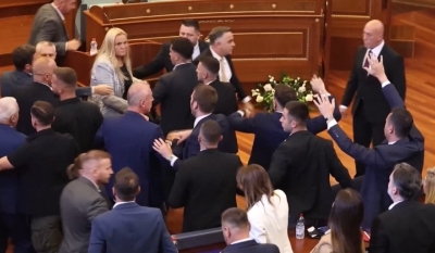 Burno u Skupštini Kosova: Opoziciona zastupnica Kurtija gađala jajima
