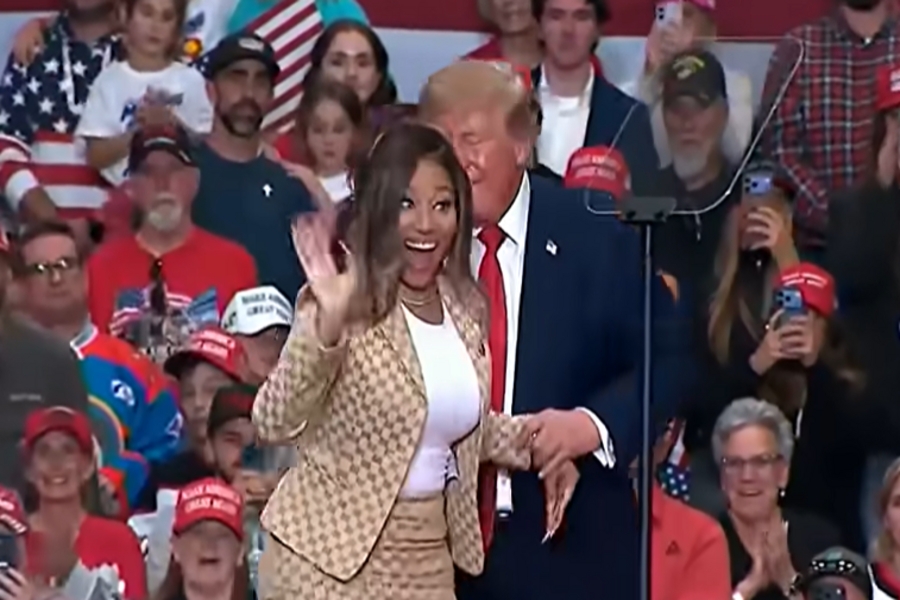 TRUMP ŠOKIRAO ISTUPOM PRED SLAVNOM REPERKOM: 'Maloprije sam vidio jednu lijepu zadnjicu, to je teško ne primijetiti'