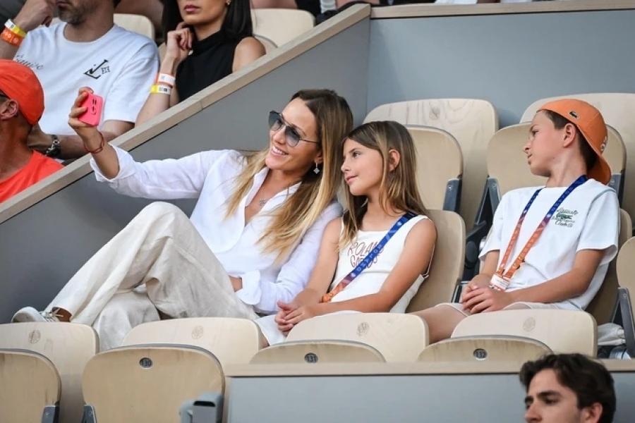 EVO KAKVU ODJEĆU JELENA I NOVAK BIRAJU ZA TARU I STEFANA: Cijene se kreću do 16 do 100 EURA , a simbolika je potpuno posebna - Spoj ROLAND GARROSA I KULTNOG BRENDA