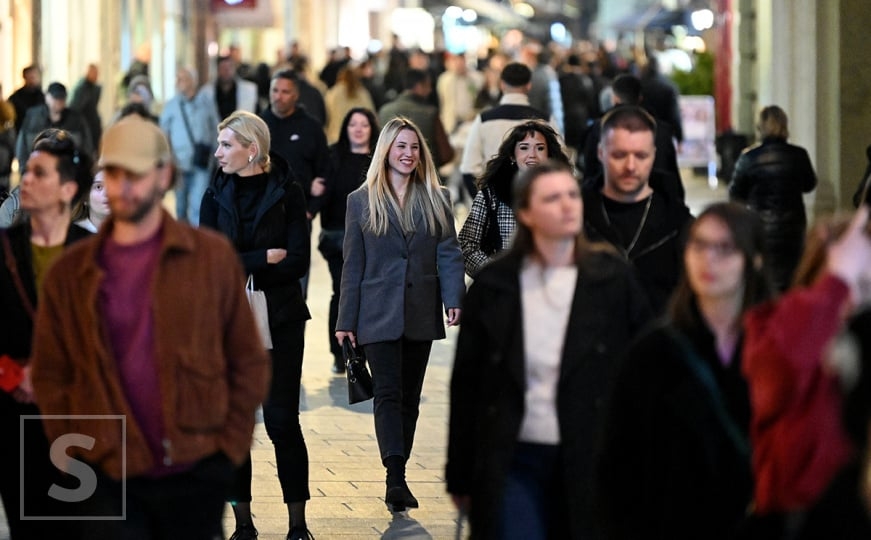 Petak večer u Sarajevu: Ulice grada ispunjene građanima, pogledajte šta smo zabilježili