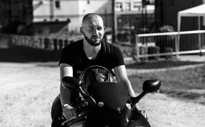 Nakon teške nesreće u Kalesiji u UKC-u Tuzla preminuo motociklista Adis Mušić