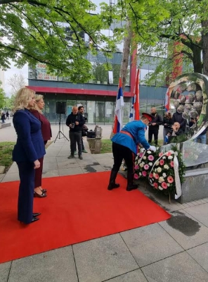 Položeni vijenci na spomenik 12 beba u Banjaluci