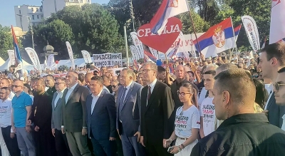 Почео скуп "Србија једна породица": Развијена застава дуга више од 500 метара, присуствује Додик