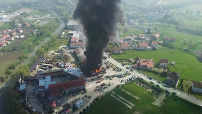 FOTO/VIDEO Lokalizovan požar na zgradi firme Polycommerce u Bugojnu