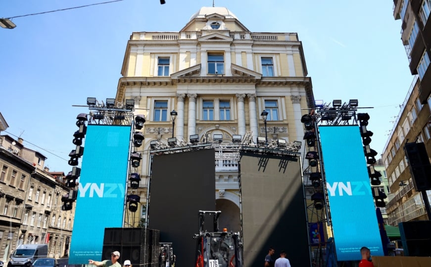Odbrojavamo sate: Privode se kraju pripreme za večerašnji spektakl Solomuna ispred Vječne vatre