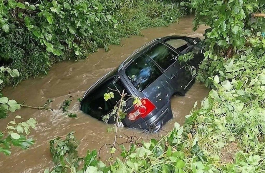 VELIKA HRABROST NAŠIH POLICAJACA: Iz nabujale rijeke spasili vozača